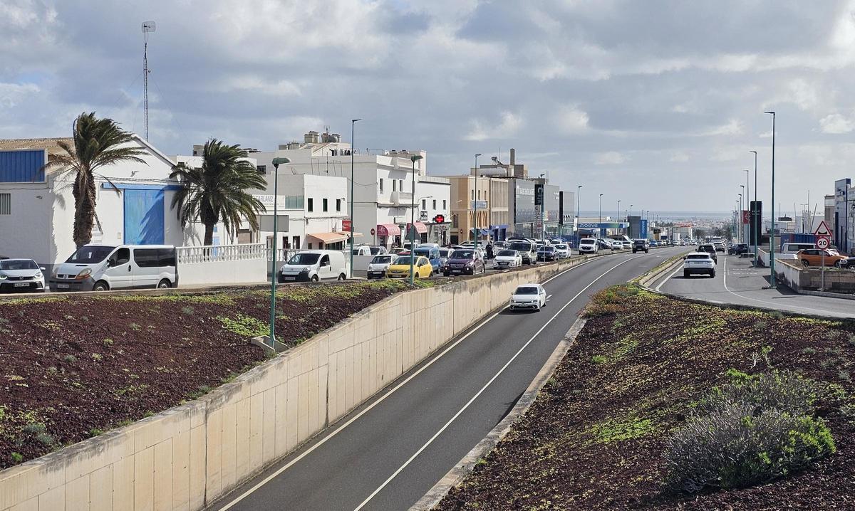 Carretera LZ 20, que separa los barrios de Argana Alta y Argana Baja