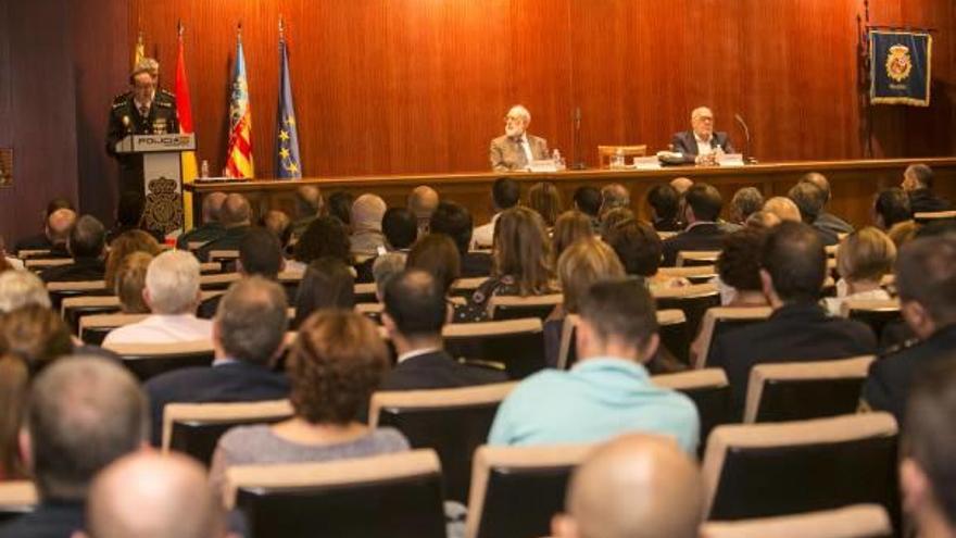 El comisario Javier Pérez Castillo dirigiéndose al público en el salón del actos del Ilustre Colegio de Abogados de Elche.