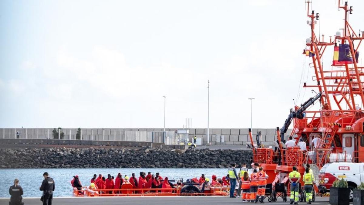 Migrantes en el muelle de Arrecife en una imagen de archivo