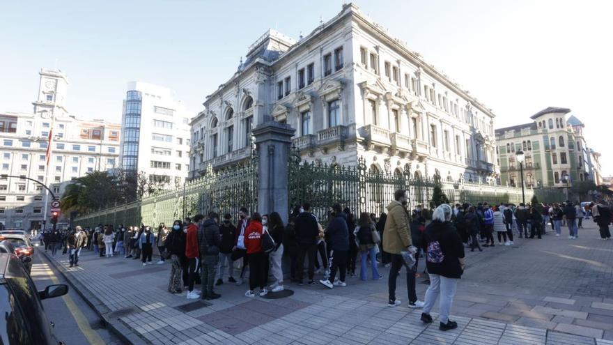 Hosteleros asturianos montan una gran cola junto a la Presidencia regional para devolver las entradas de Nochevieja