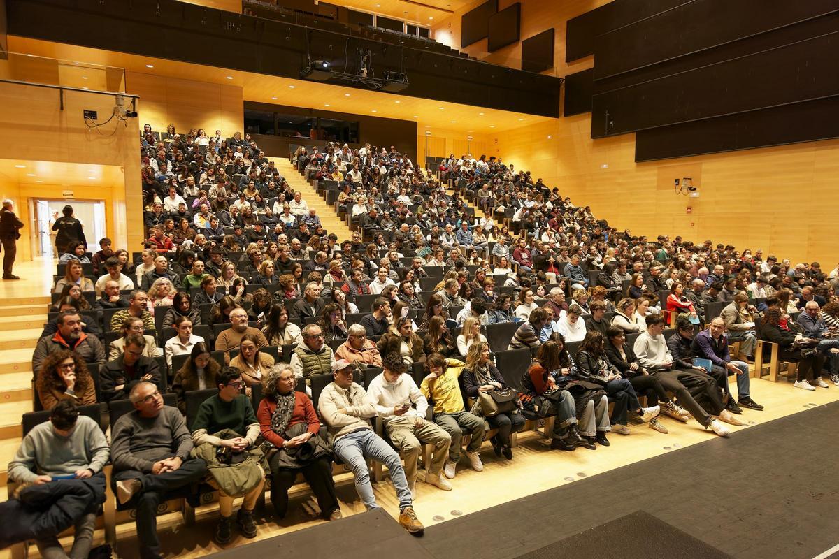 La Jornada de Portes Obertes «En família a l’UJI» mostra a 1.200 persones l’oferta formativa i les instal·lacions i serveis del campus La Jornada de Portes Obertes «En família a l’UJI» mostra a 1.200 persones l’oferta formativa i les instal·lacions i serveis del campus