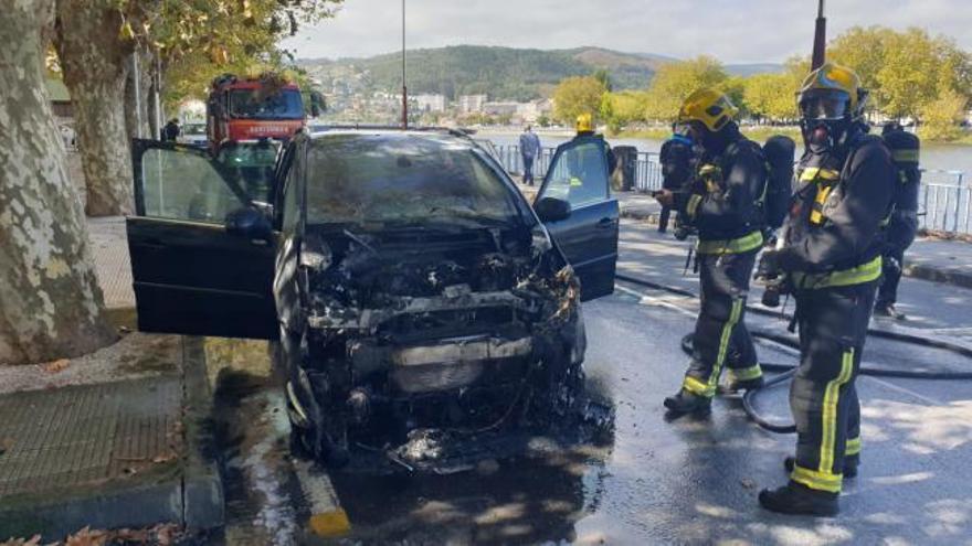 Sucesos en Pontevedra | Un coche empieza a arder en plena marcha en la calle Bos Aires