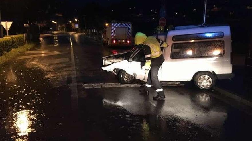 Vehículo accidentado en Vilamartín de Valdeorras. // FdV