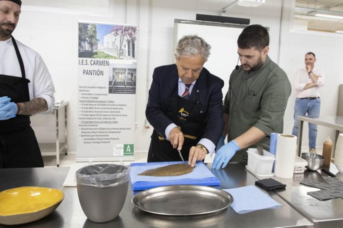 Salvador Fuentes filetea un pescado durante su visita a Priego.