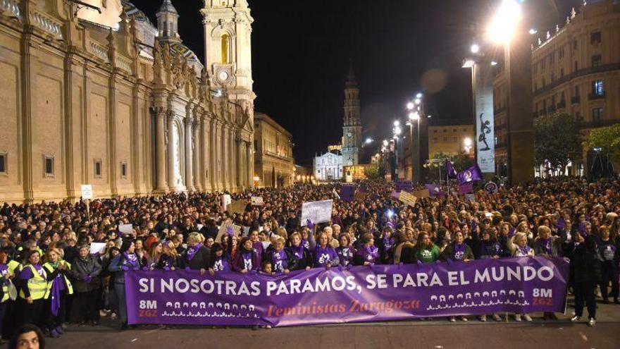 La bandera feminista ondeará de nuevo este 8M en el Ayuntamiento de Zaragoza