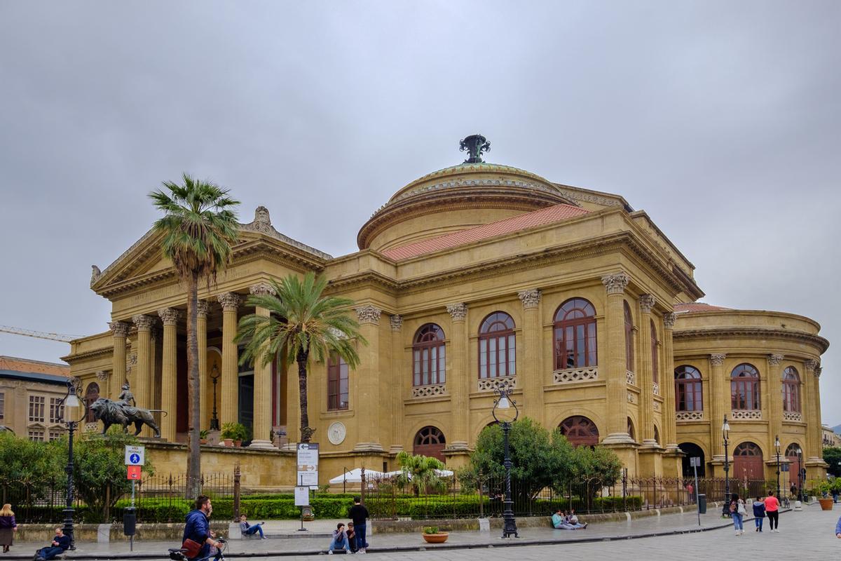 El mercado del Capo se encuentra a un paso del teatro Massimo.