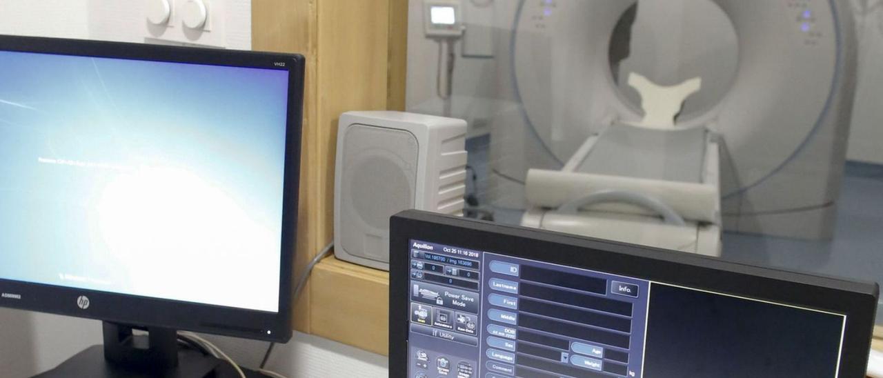 La actual máquina de resonancia magnética del Hospital San Agustín, vista desde la sala donde está el puesto de control. | Mara Villamuza