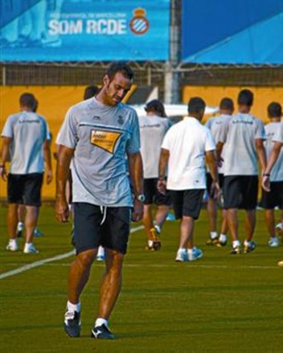 Moisés Hurtado, capcot, en l’entrenament d’ahir de l’Espanyol.