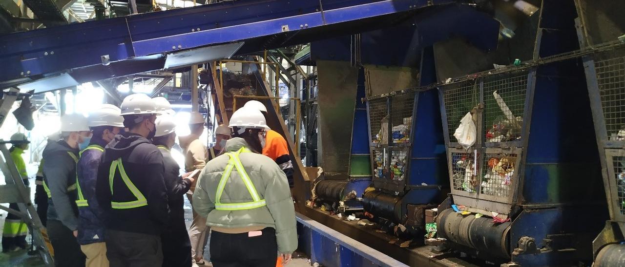 Los estudiantes de la UMH, durante la visita a las instalaciones de la planta de Elche