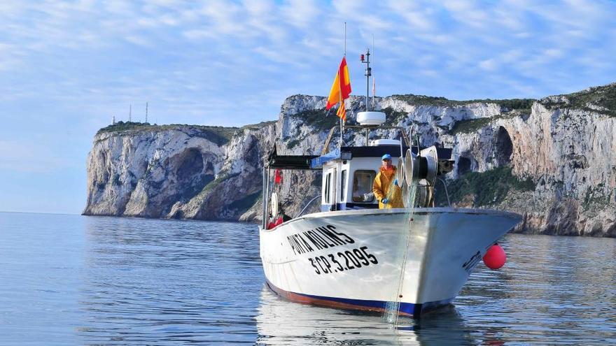 Dénia enrolará a sus turistas en los barcos de pesca