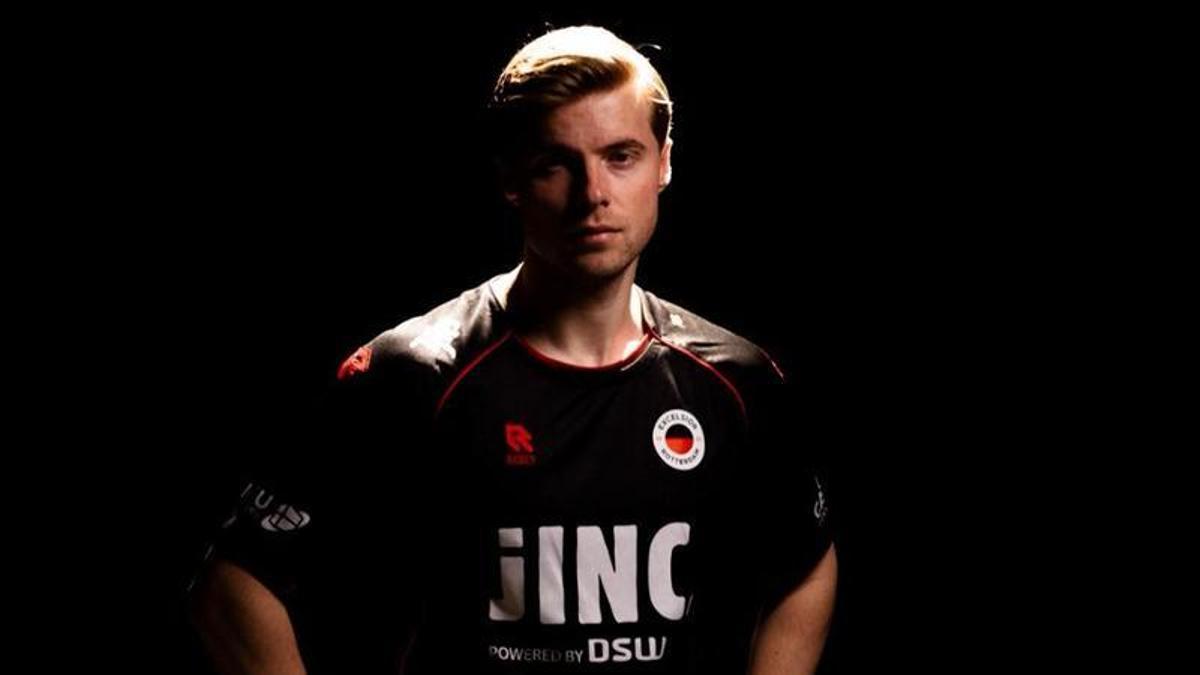 Hansson, en su imagen promociola cuando fichó en enero por el Excelsior.