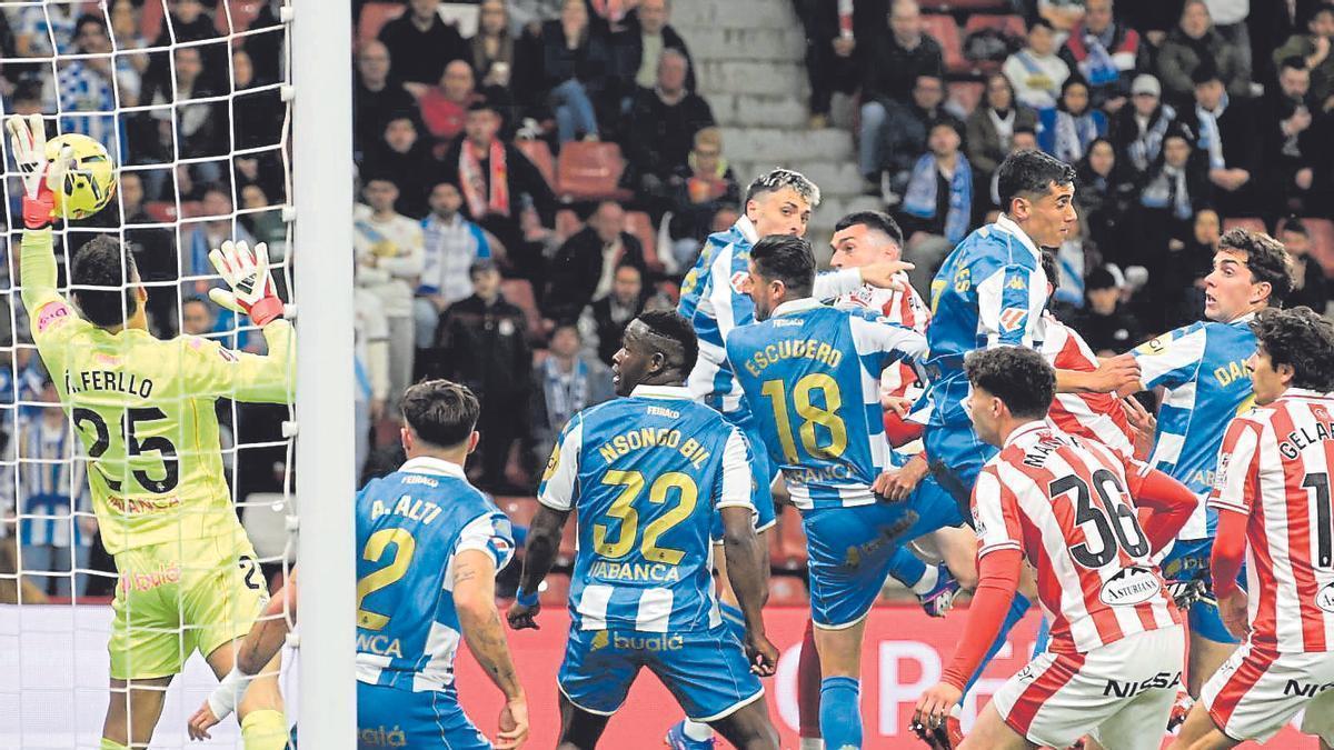 Parada de Álvaro Ferllo a Pablo Vázquez en la primera parte.