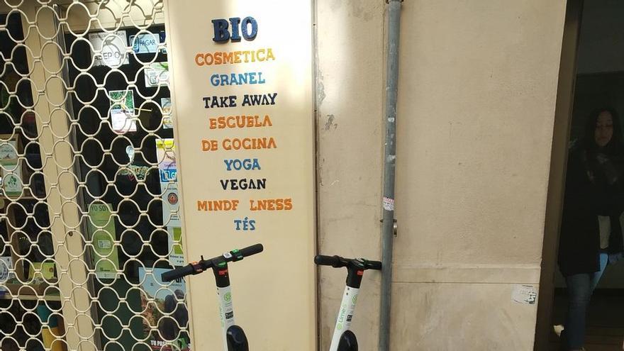 Dos patinetes de Lime, estacionados en calle Carretería.