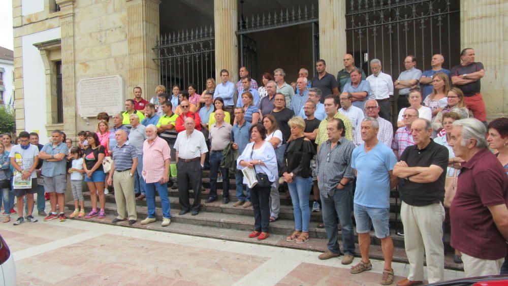 Minuto de silencio en Cangas de Onís