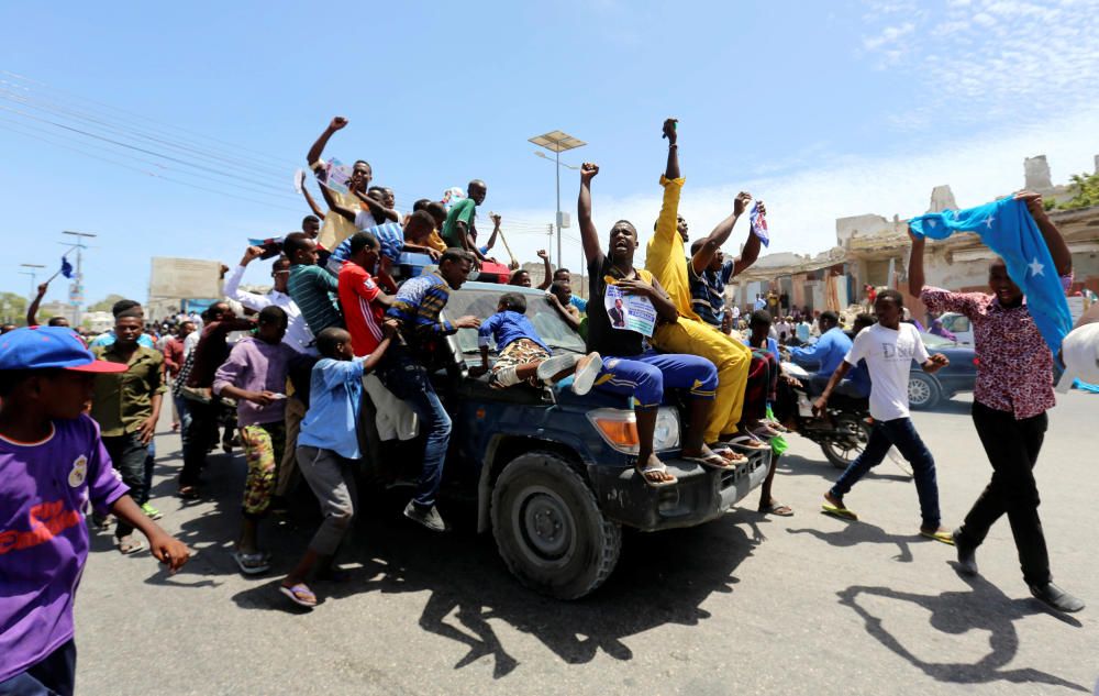 Civiles somalís celebran la victoria de Mohamed Abdullahi Mohamed en las elecciones del país, en Mogadiscio.