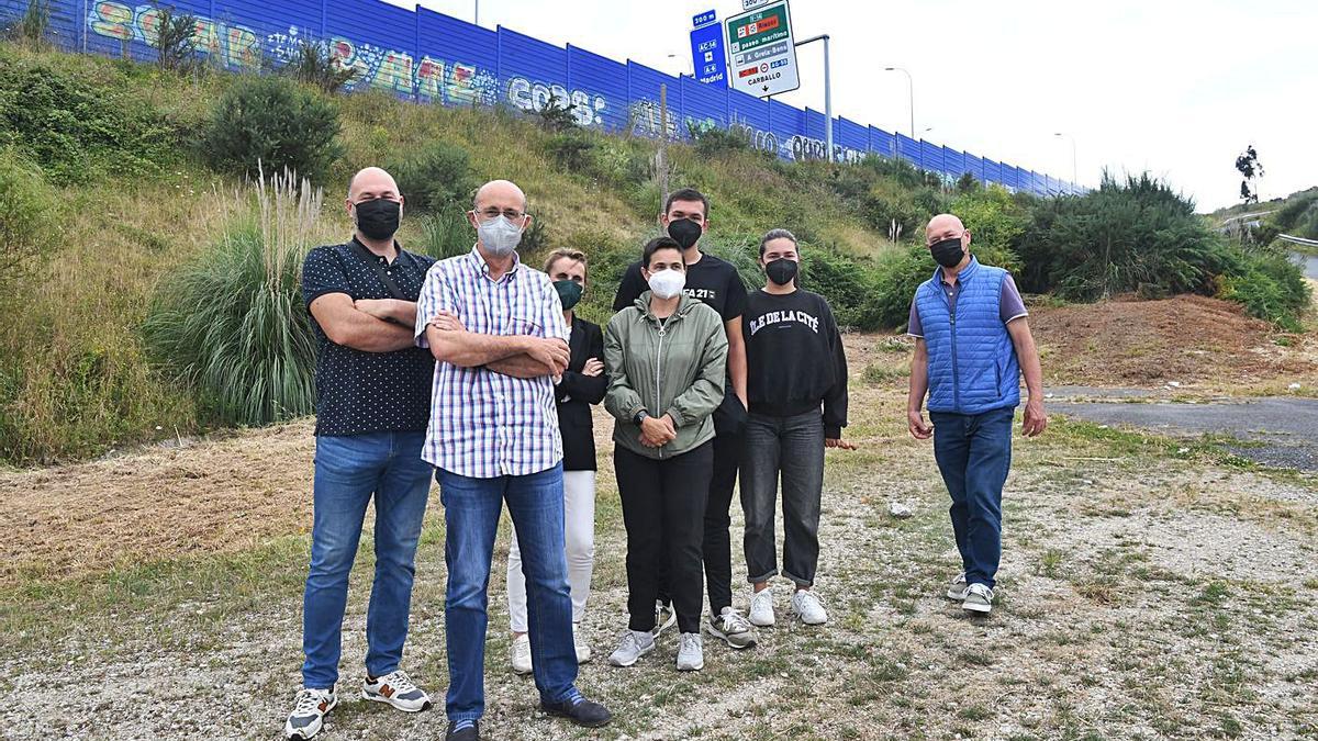 Vecinos de San Cristovo das Viñas, con la tercera ronda al fondo.    // CARLOS PARDELLAS