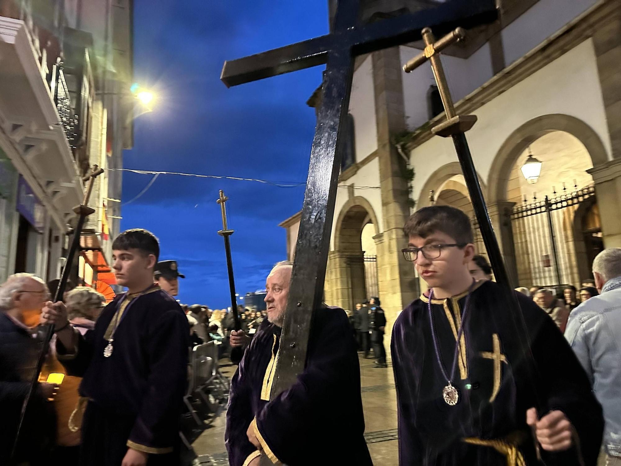 EN IMÁGENES | La envolvente procesión del Nazareno en Luarca