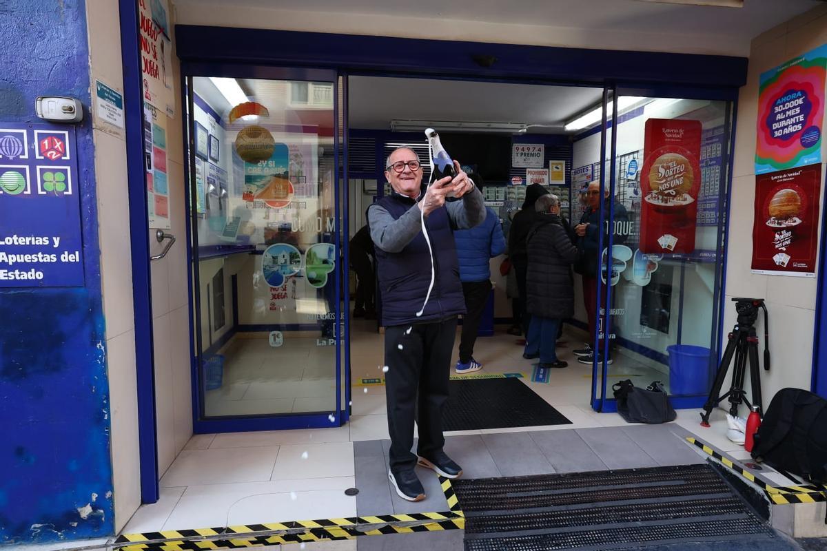 La administración de la calle La Salina en Zaragoza ha repartido un quinto premio, el 77715.