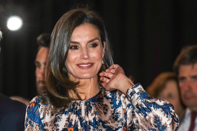 Letizia Ortiz con vestido estampado de Sandro y pendientes rosas de Tous