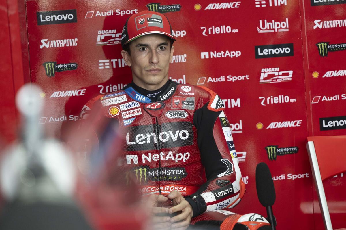 Marc Márquez en el box del Ducati Lenovo durante el GP de Tailandia de 2026