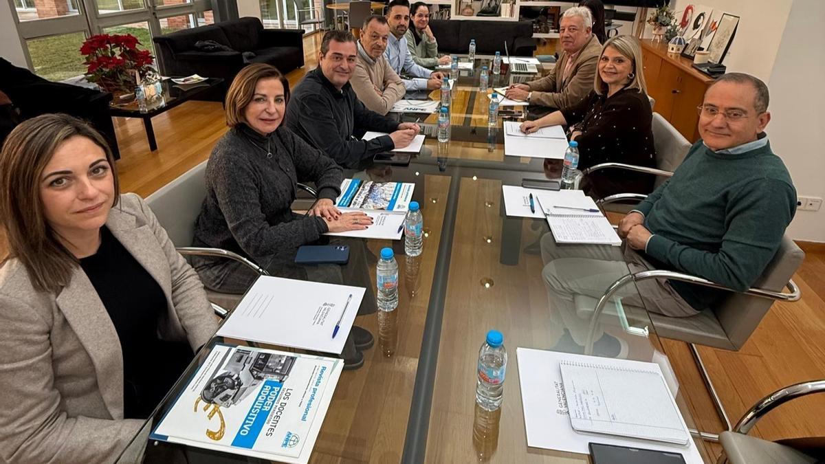 La consellera Ortí se reúne con representantes de sindicatos en la sede de Conselleria.