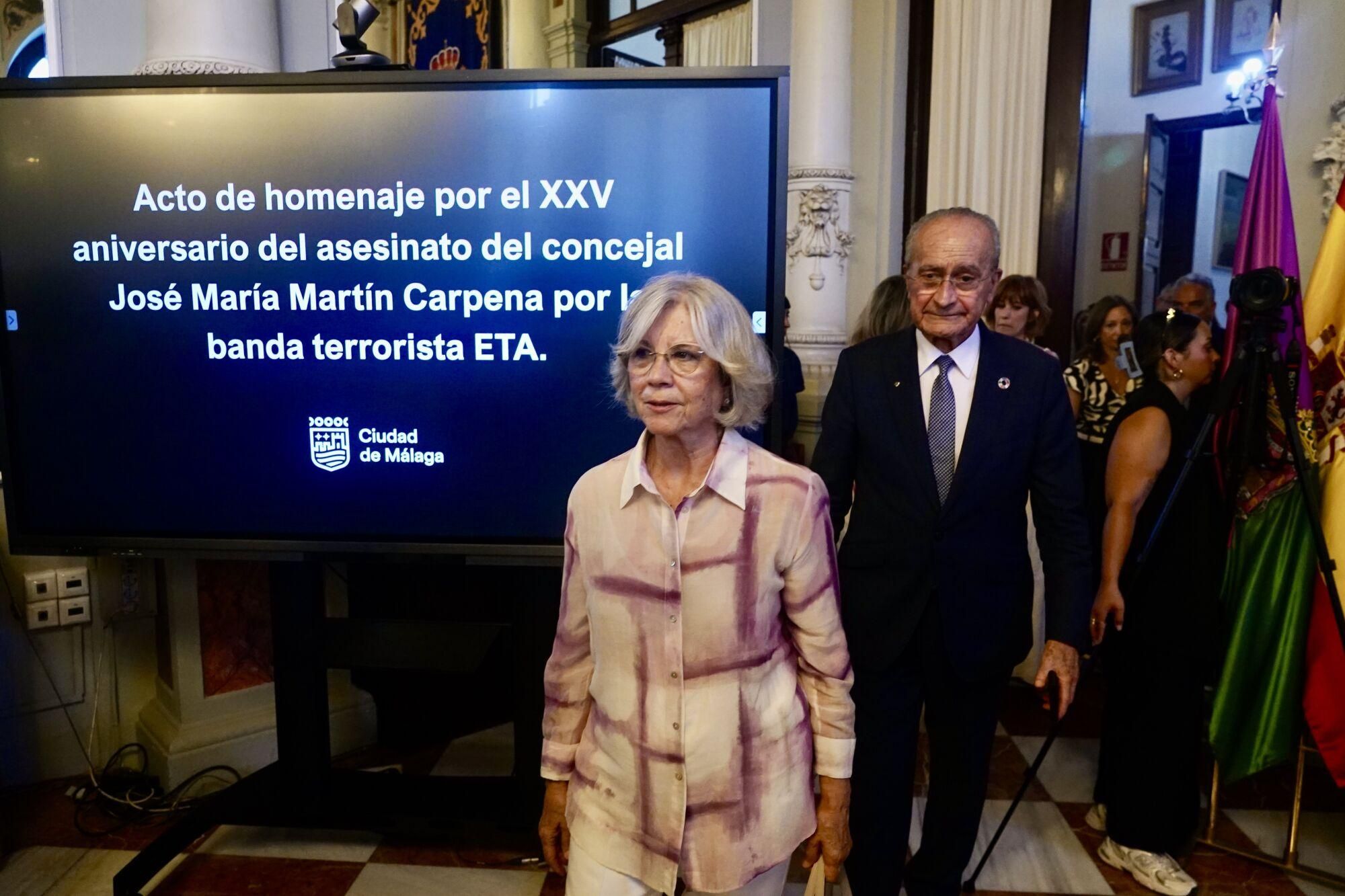  La emoción y la memoria, los momentos asociados al dolor, irrumpieron de regreso al alma de los presentes en el homenaje institucional a Martín Carpena celebrado en el Salón de los Espejos del Ayuntamiento de Málaga. En el mismo lugar en el que hace un cuarto de siglo estuvo situada la capilla ardiente en la que lo lloró su ciudad. 