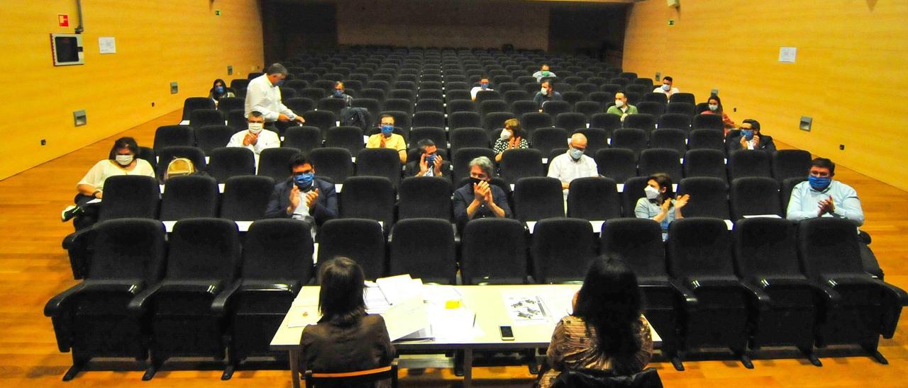 Pleno de la Mancomunidade do Salnés, que desde el inicio de la pandemia se celebra en el Auditorio de Cambados