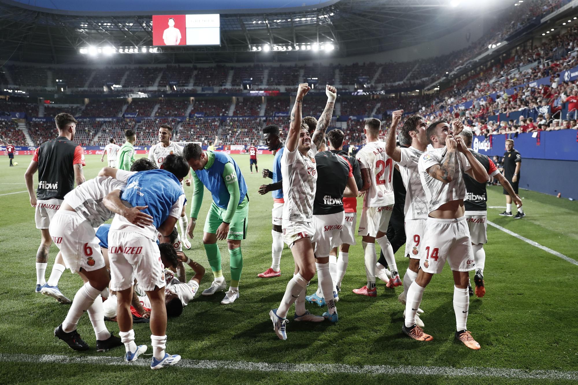 Osasuna-RCD Mallorca: Las fotos de la alegría desatada de los jugadores del Mallorca al conseguir la permanencia