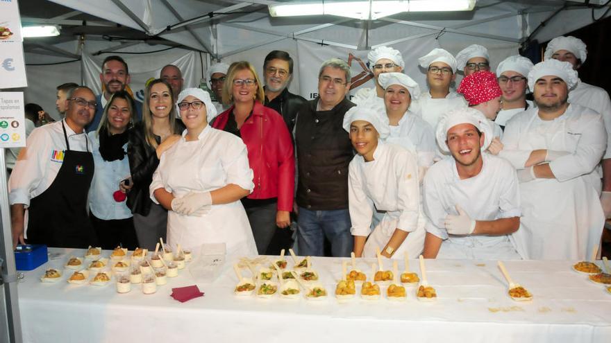 Parte del grupo de gobierno visita a los alumnos del IES Faro de Maspalomas en &#039;Sabores del mundo&#039;.