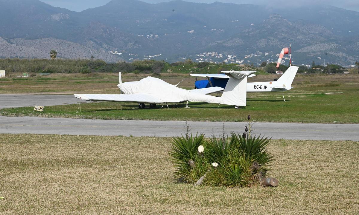 Detalle de dos avionetas en el aeroclub de Castellón.