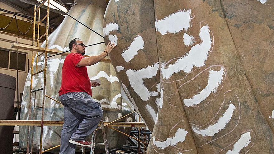 Tareas de pintura en el taller donde se construye el Belén gigante.