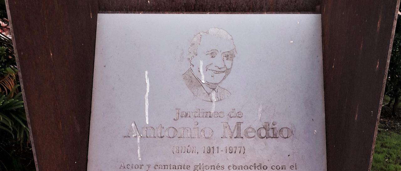 Placa en recuerdo a Antonio Medio