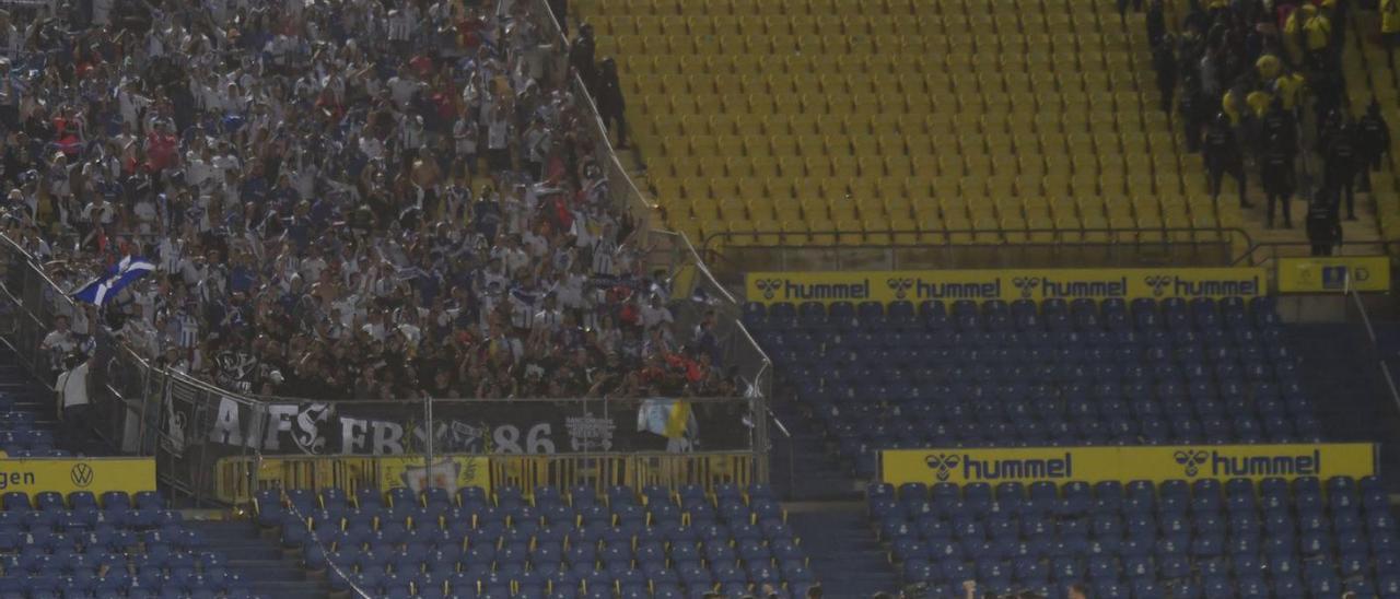 La afición del Tenerife izquierda celebra el pase a la final del ‘playoff’ mientras la de la UD se marcha del Estadio. | | JUAN CASTRO