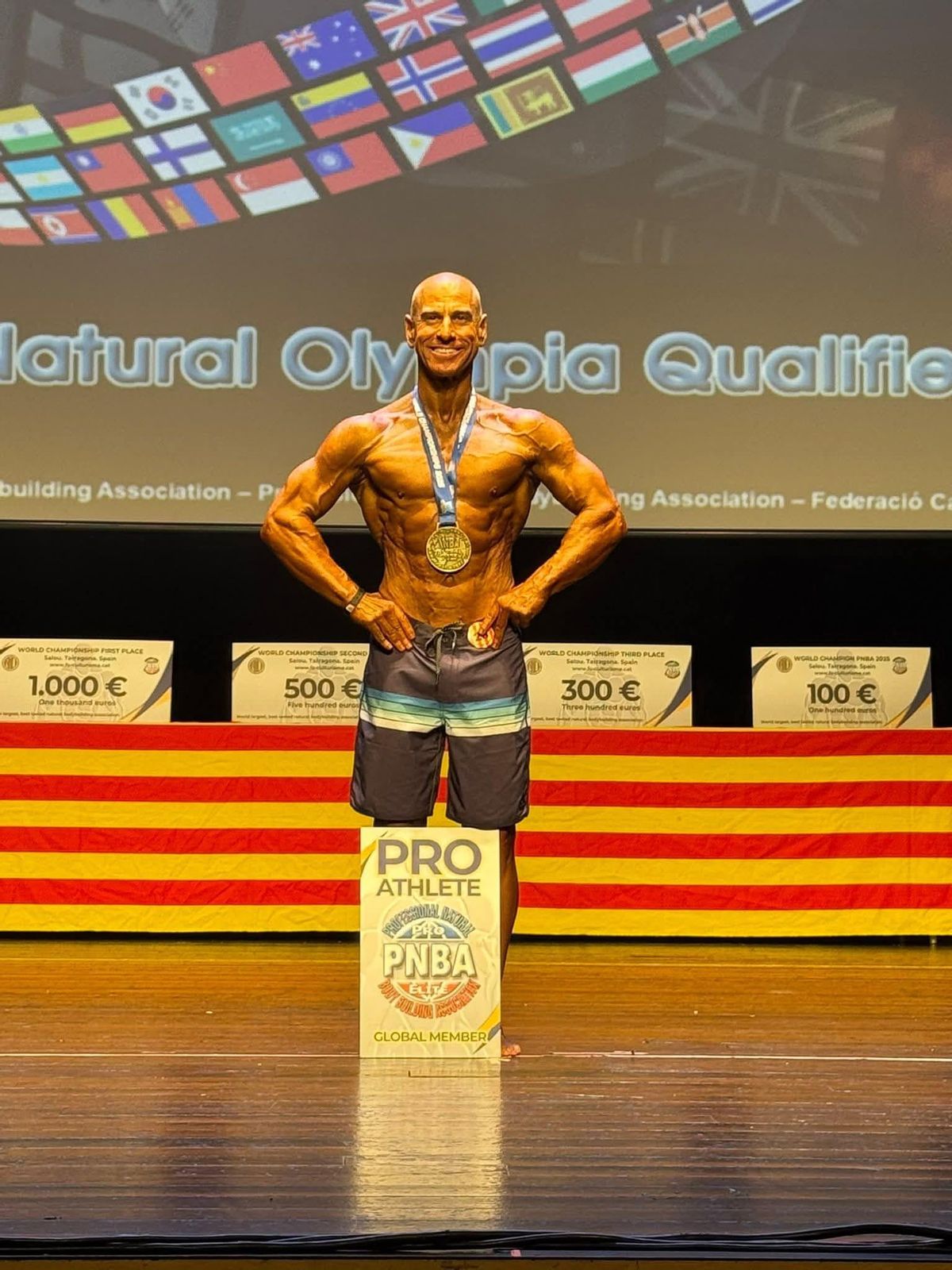 El campeón mundial posa con su medalla.