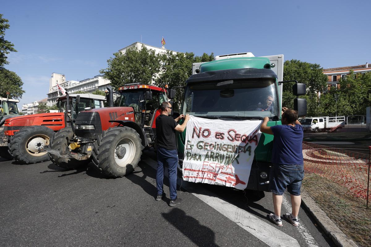 MADRID, 05/07/2023.- Diferentes agricultores de toda España llegan a Madrid para llevar a cabo una tractorada, convocada por Union de Uniones de Agricultores, este miércoles como protesta para pedir ayudas al Gobierno que les permita afrontar la sequía, la subida de los costes de producción y para que aceleren la aprobación de nuevas medidas. EFE/ Javier Lizón