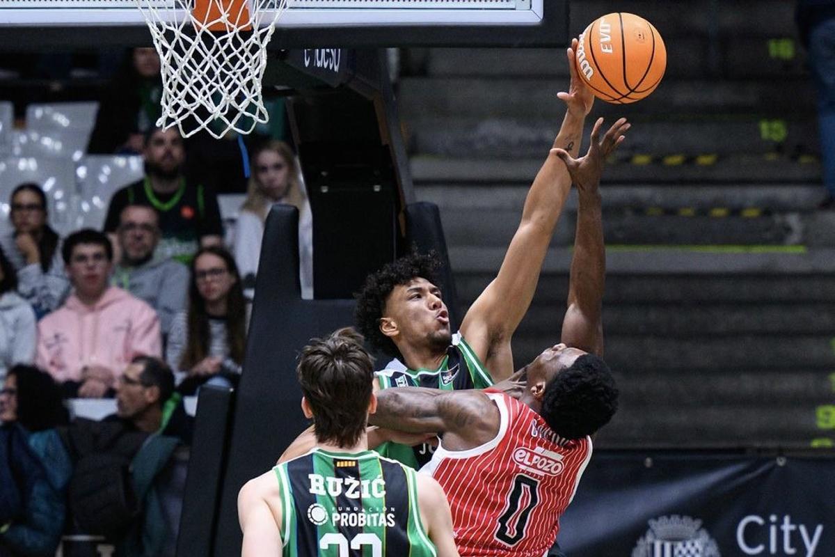 Kraag trata de taponar un lanzamiento de Ennis, en la primera parte ante el UCAM Murcia