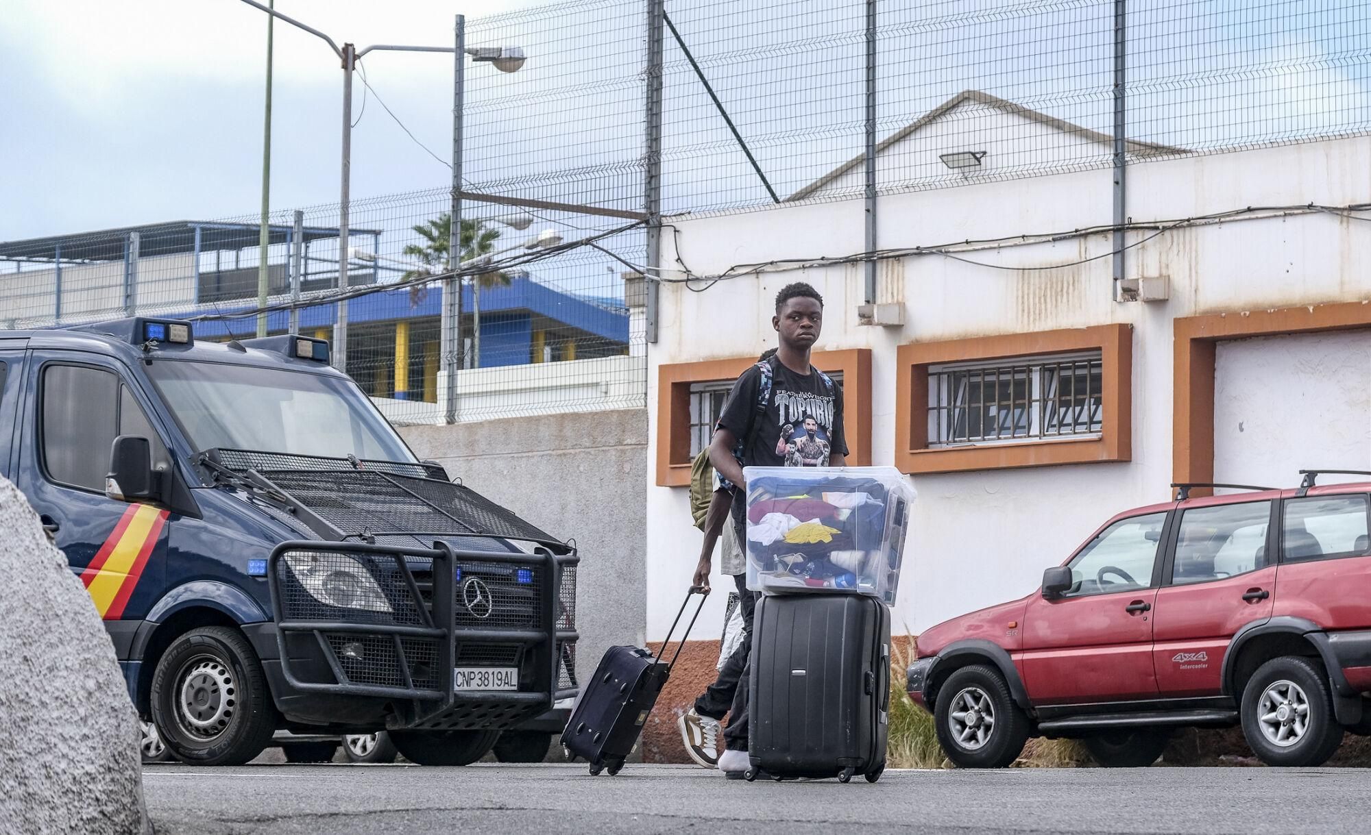 Traslado de menores migrantes asilados a las instalaciones del Canarias 50 en La Isleta