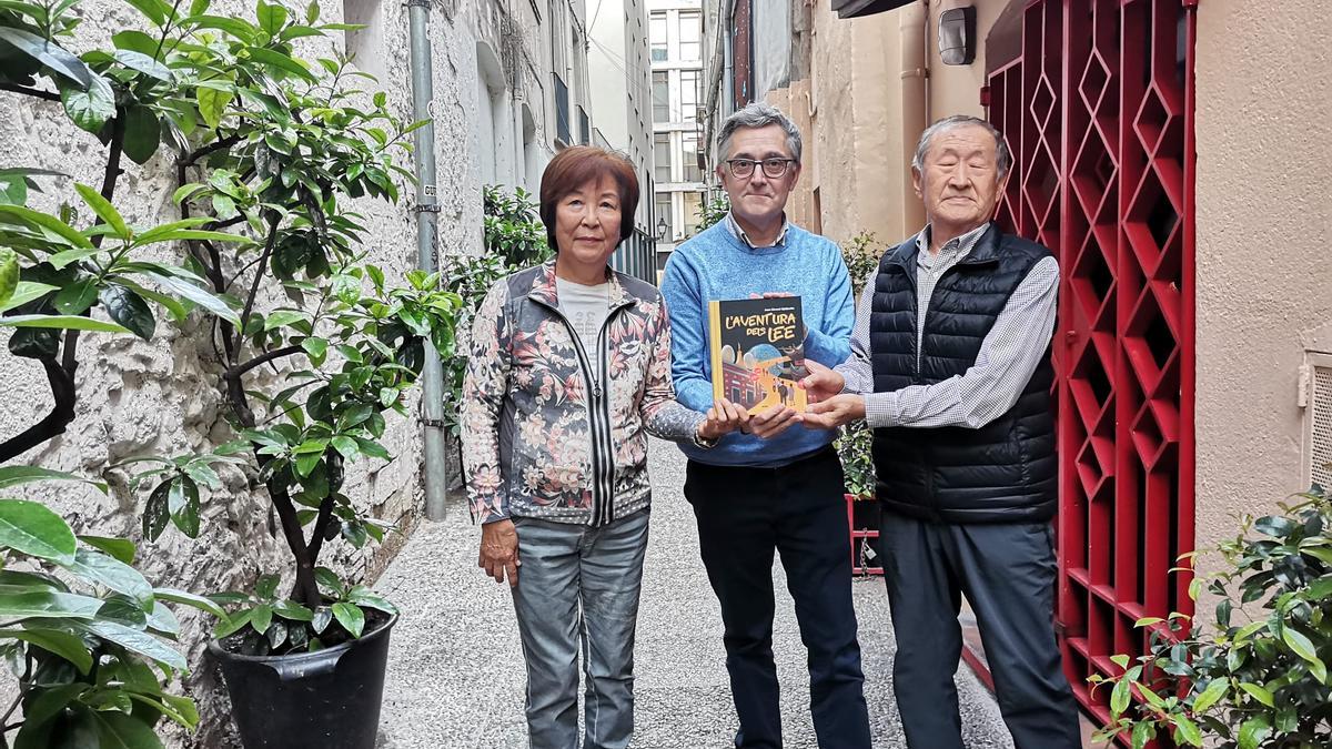 El matrimoni Lee amb Joan Manuel Soldevilla, amb el llibre i davant el restaurant Shang-Hai de Figueres.