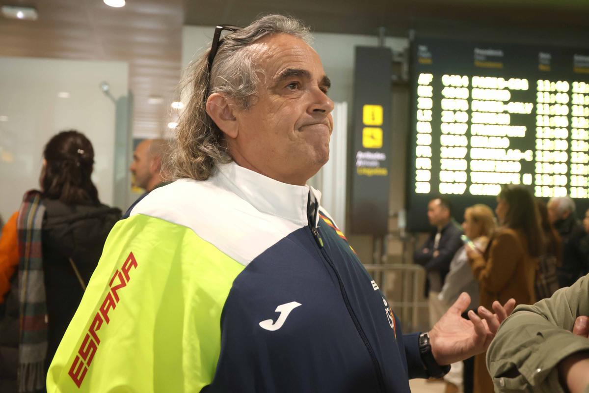 Toni Puig, a su llegada al aeropuerto de Manises junto a Quique Llopis
