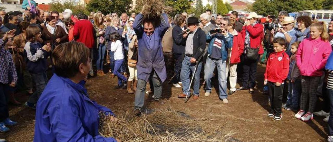 Aurelio Fernández realizando el trabajo de golpear el mollo contra una piedra. // Bernabé/Gutier