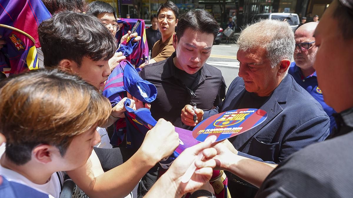 Laporta a la llegada del FC Barcelona al hotel Marriott de Daegu, en la gira del equipo por Corea