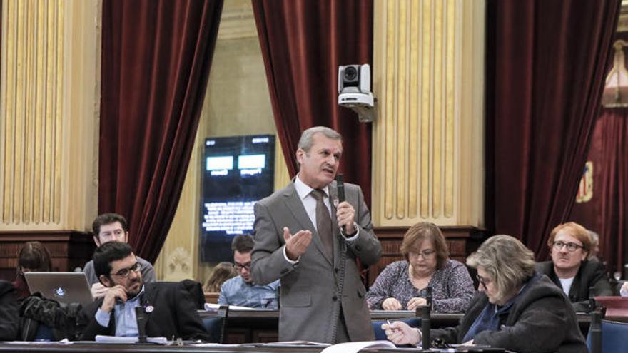 Boned, durante una intervención en el Parlament; a la derecha, junto a él, Esperança Camps.