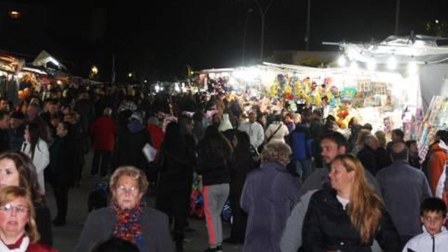 Los eldenses cumplen con la tradición de «feriar» en la Inmaculada