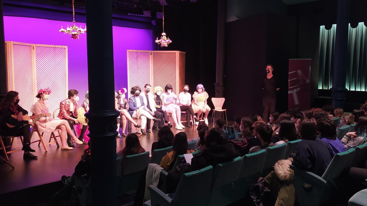 Los actores y actrices de la escuela municipal de teatro sobre el escenario al acabar la representación.