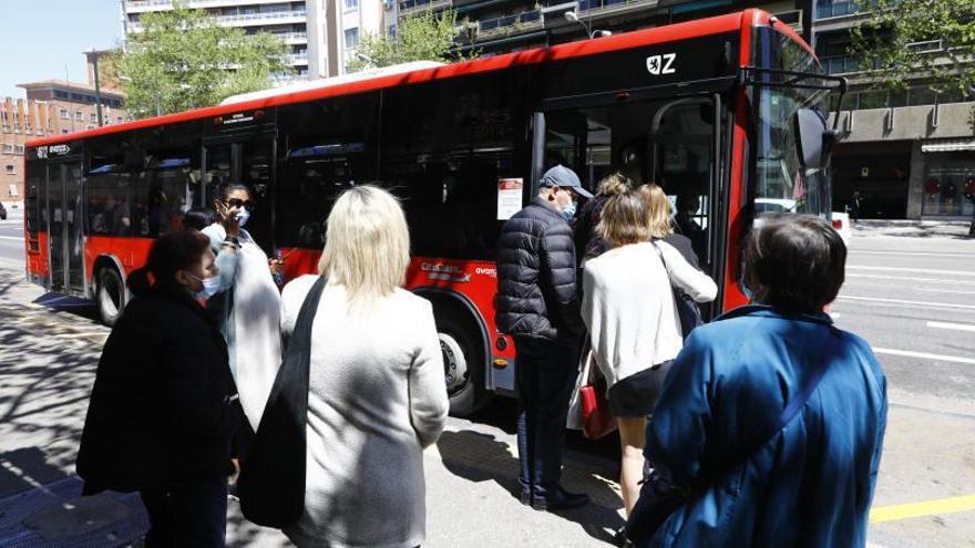 Los autobuses que sí pasaron estaban ayer completamente llenos. | JAIME GALINDO