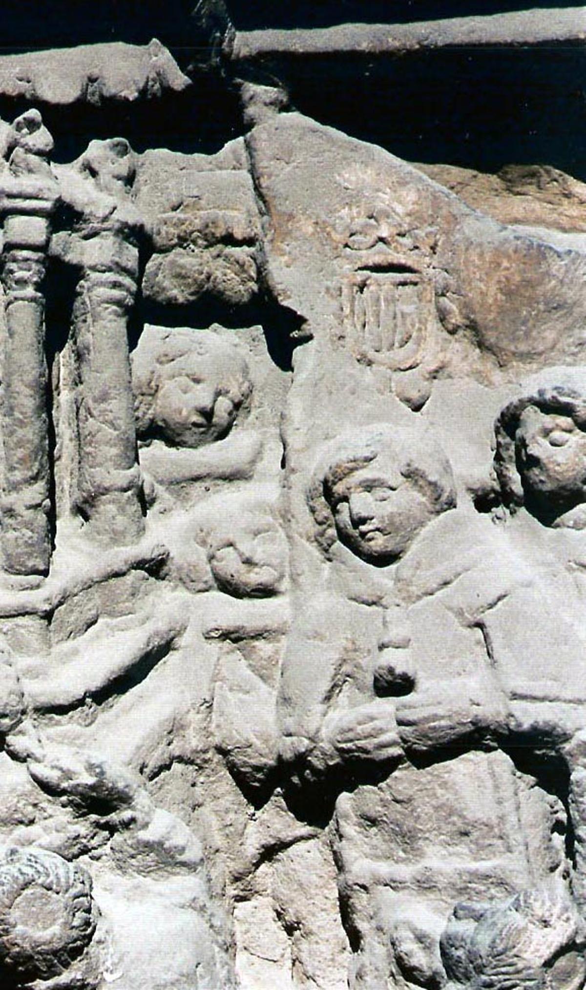 Detalle del relieve del siglo XVII que muestra la bandera de Carcaixent.
