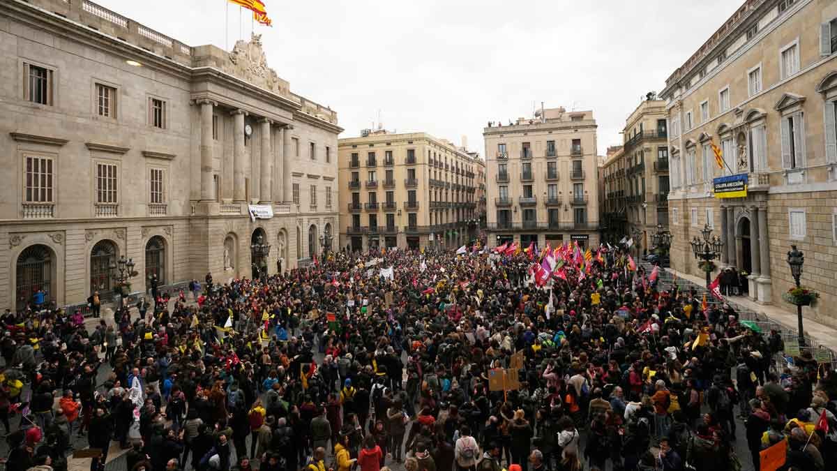 Huelga de profesores: miles de maestros llenan la plaza de Sant Jaume en Barcelona