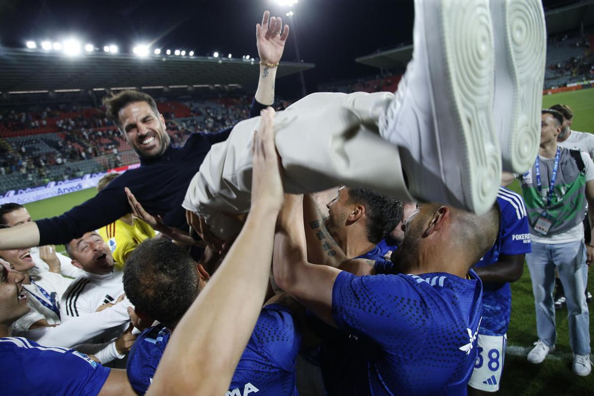 Cesc Fábregas es manteado por sus jugadores tras clasificar al Como 1907 para la Champions League