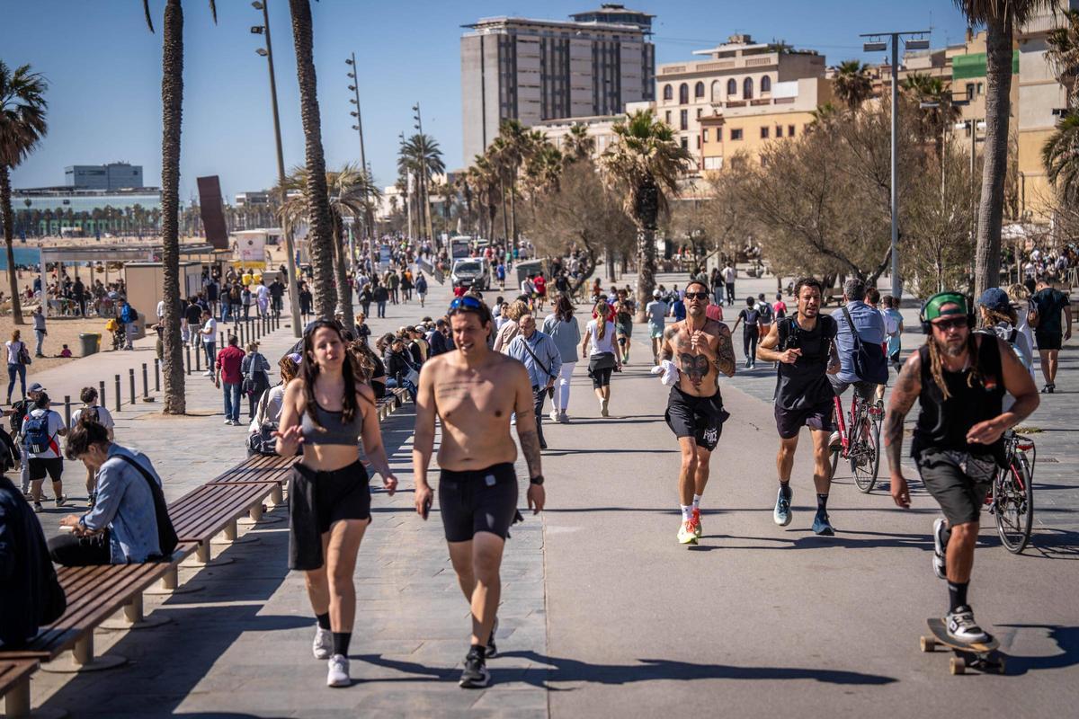 Ambiente de verano en las playas de Barcelona por Semana Santa