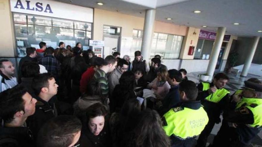 Cientos de quejas por la falta de información en el traspaso de la línea de bus universitario